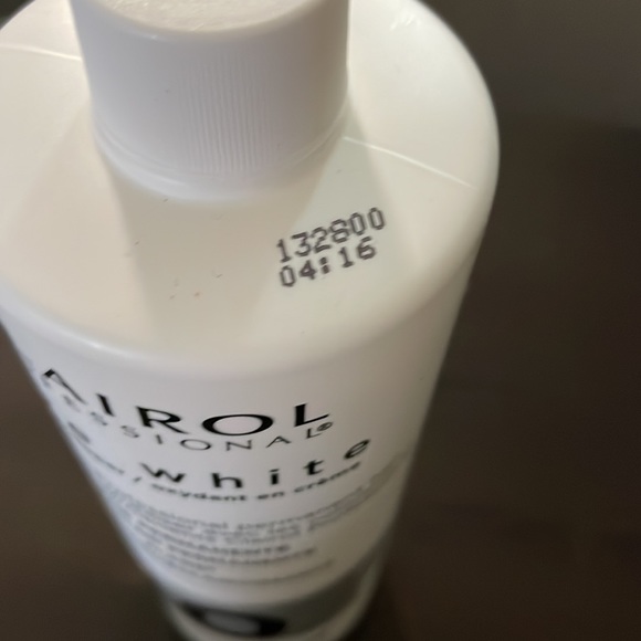 CLAIROL PURE WHITE DEVELOPER 40 vol. 16oz (473ml) and Clairol Professional BW2 - Picture 5 of 6